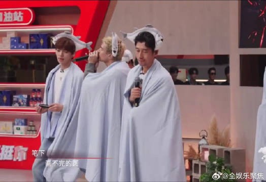 舞台氛围感真的很足,就是太催眠,差点看着看着进入梦乡了哈哈