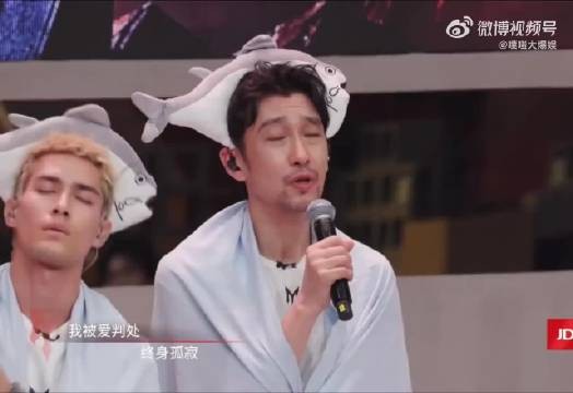 王传君部落三公小考88分,舞台松弛治愈歌声动人