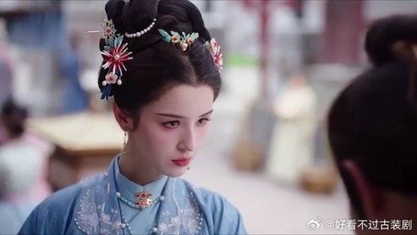地痞流氓敢调戏女统领!要不是贵公子拦着,他就得死这