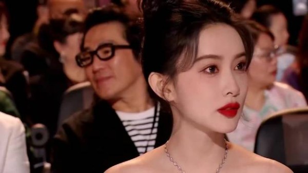 王鹤棣孟子义同台领奖，台下王传君对着两人傻笑