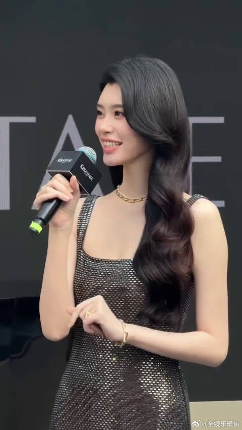 大片里的姿势氛围感十足，线条利落，妥妥的时尚镜头表现力