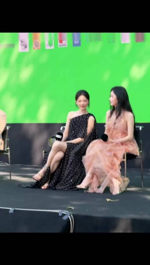 杨超越周依然同框亮相FIRST影展~两位美女在一起好养眼呀
