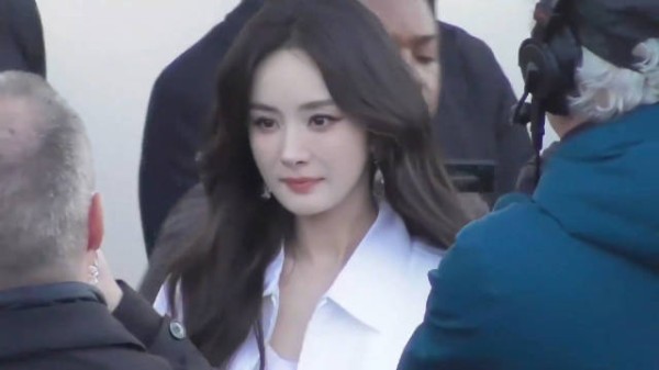 来回味杨幂女王闪耀米兰的东方神颜，难怪Prada官方镜头要给她怼脸特写！ .
