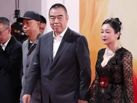 陈凯歌与陈红携手踏上金鸡奖闭幕式红毯，十指紧扣，风采依旧！