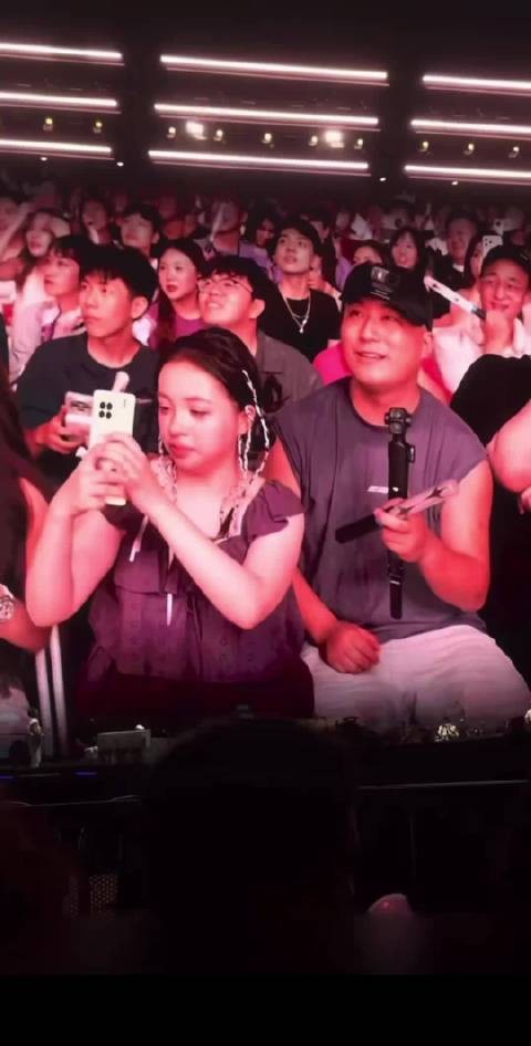 看到这些，我都不敢带别人老婆去看演唱会了！