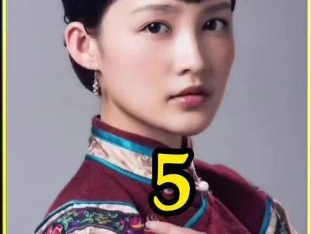 黑娃怔住了，目光凝在小娥肩头那道刺目的鞭痕上，久久无法动弹
