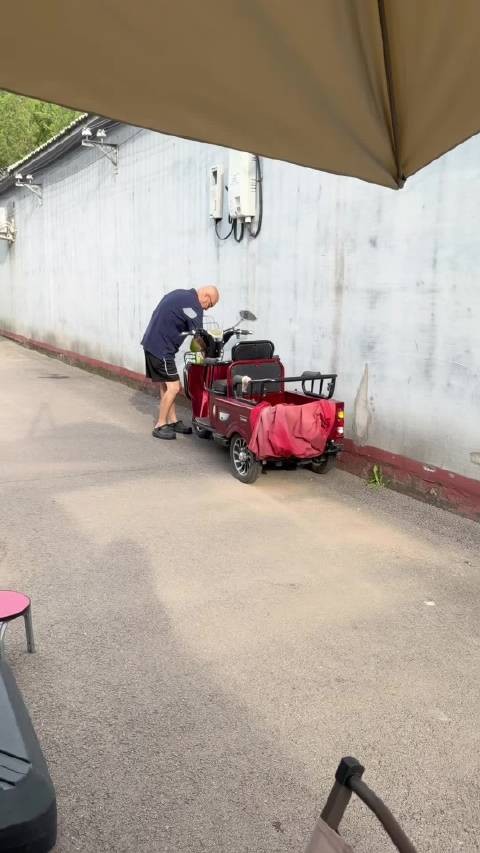 我们都从家里又回来山里了，这位要离家出走的老头儿也没走啊，再一次贴脸开大