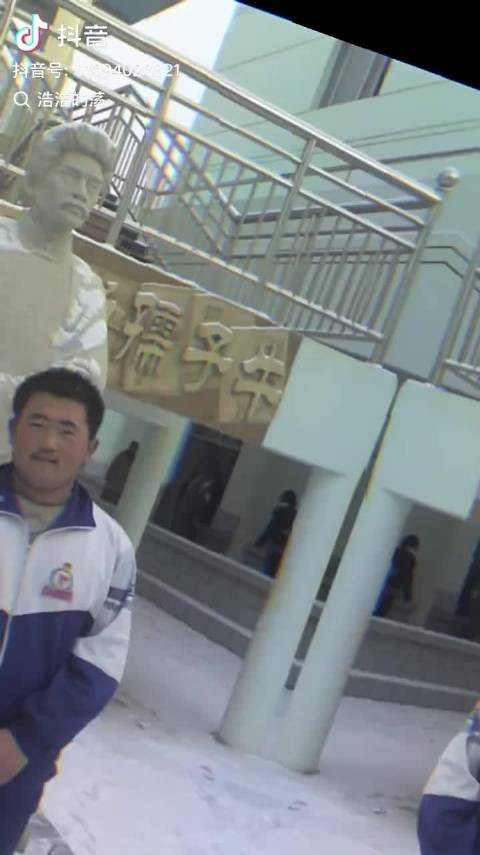 素人博主晒恋爱对比，老师千防万防没防住