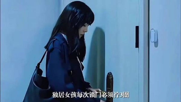 独居女孩回家突然发现，好像有陌生人潜入！