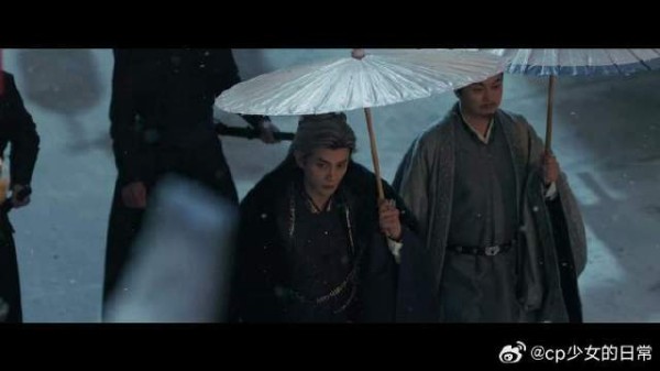 他本是正统皇长孙，幼年遭遇家破人亡，毁容后蛰伏仇府隐忍复仇
