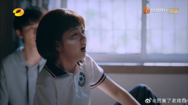 尖尖守着李爸补觉 李爸起身碰到她的伤口，疼得她嗷嗷叫