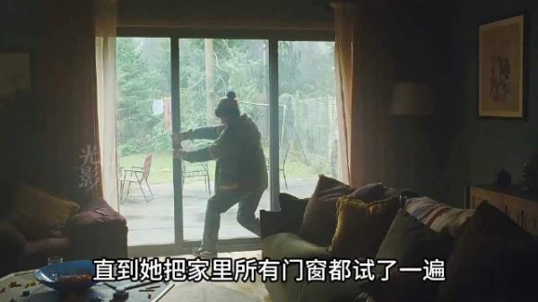 化妆后全家被困，门窗焊死手机失信号，玻璃自动修复
