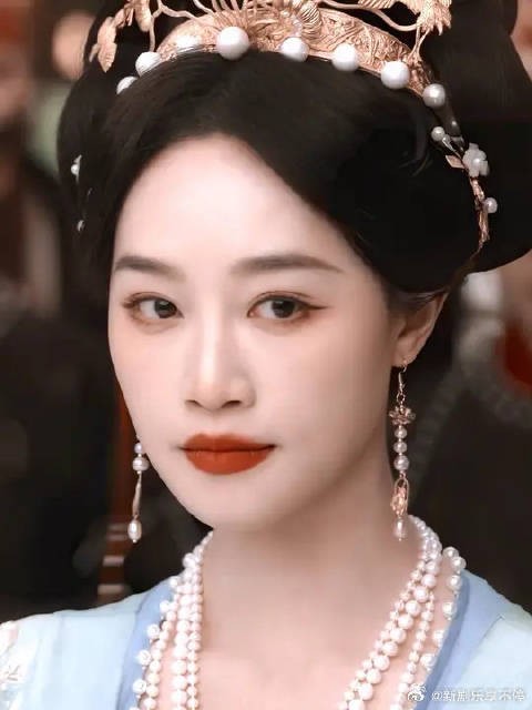 这竟是浣碧，好端庄大气