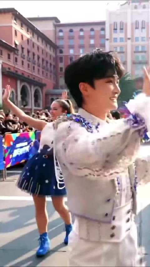 周深压轴亮相环球五周年盛典