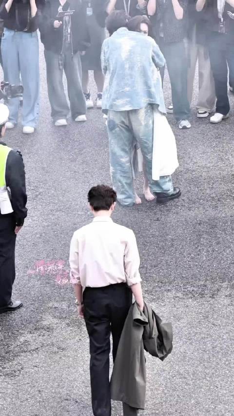 这段光脚跑戏质感十足，孟子义把急切的情感拿捏得恰到好处