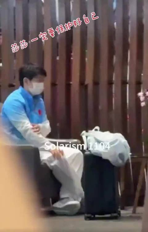 孙颖莎亚运出发机场遭拥挤，不停揉胳膊