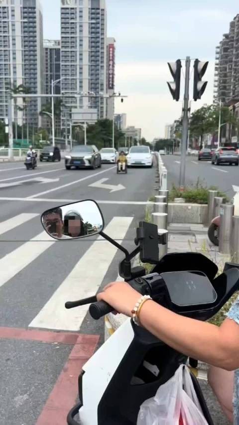 各行其道保平安，大妈这道可不是给你走的啊