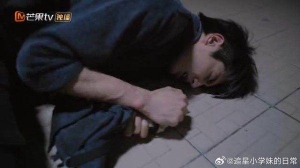 陈异被人围堵,寡不敌众被打伤,死死护着钱不被拿走