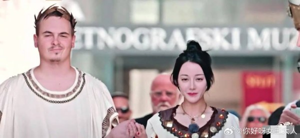 热巴美的这么素的妆都在人群中一眼选中