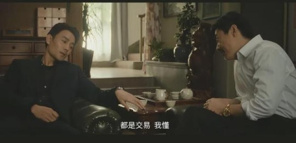 《交锋》大结局：马憩出现在朱应甲家中，两人喝茶交谈，难怪何春晓会严重怀疑他