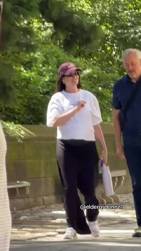 孕妈妈安妮海瑟薇被拍到上街，休闲松弛，孕肚圆嘟嘟！