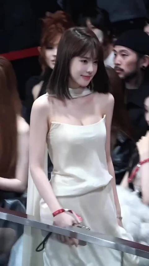 优雅走秀，时尚白裙，自信微笑