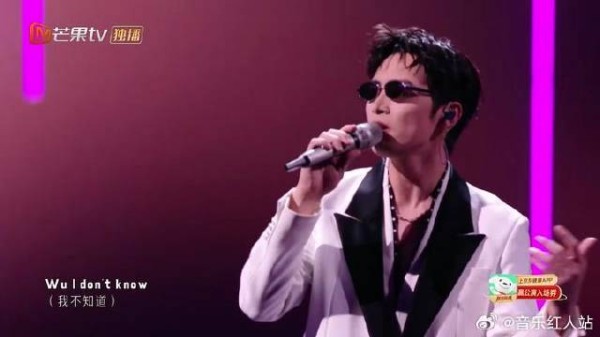 张彬彬彻底玩嗨,把舞台化作大型 KTV,歌唱欲望彻底释放
