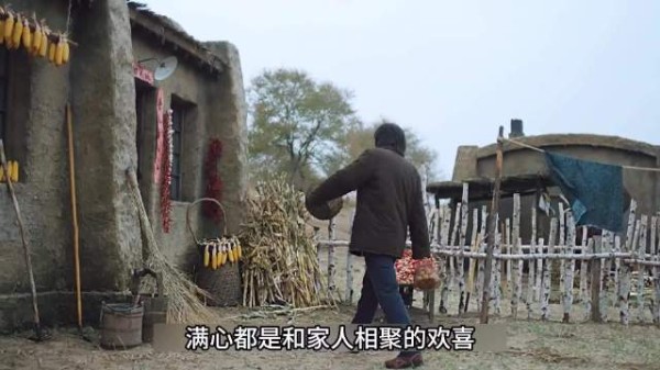 满心都是和家人相聚的欢喜,不料大门紧锁着