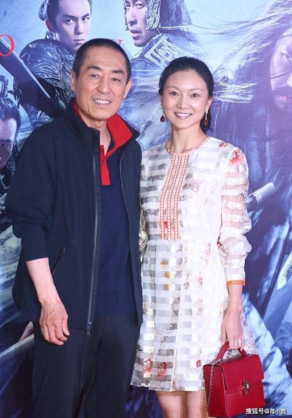张艺谋与小娇妻陈婷合体，穿白色条纹连衣裙，简约之中透着高级感