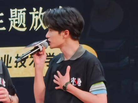 檀健次现身活动舞台,真枪实弹的空枪演绎震撼全场!