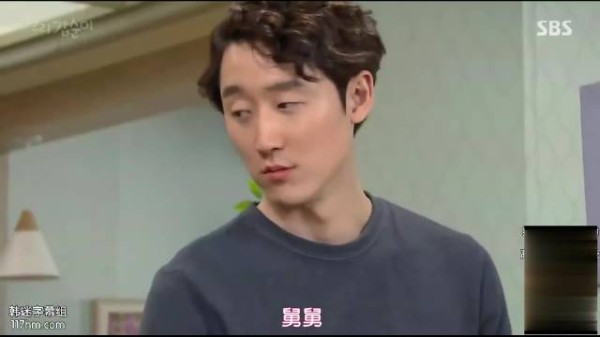 对着镜头找女儿，说着说着眼泪就下来了