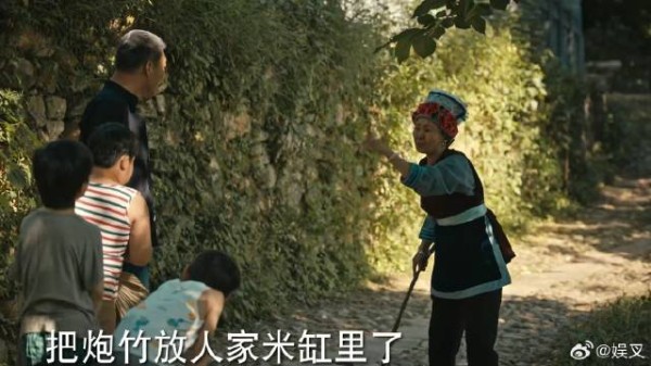 阿遥被阿奶追着打,阿爷秒懂干坏事,哪想竟用炮竹炸米缸