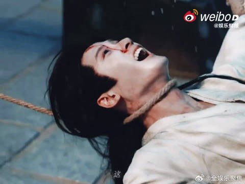 乱世之中的双向羁绊,檀健次捏卢昱晓下巴镜头,把爱恨两难的情绪拿捏到位