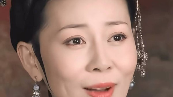在齐妃这里完美诠释了“只要一直坚持做自己,就算是皇帝也得迁就你”