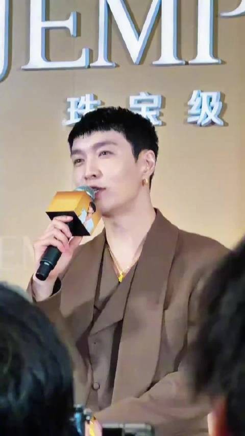 张艺兴今日份武汉线下活动,人气依然很爆棚!