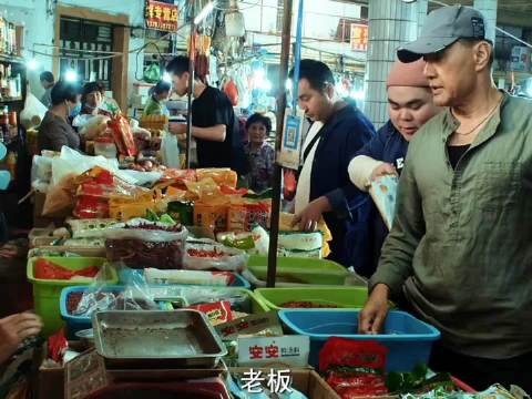 一句“我要买炭”,是黑市流通里心照不宣的接头暗语…