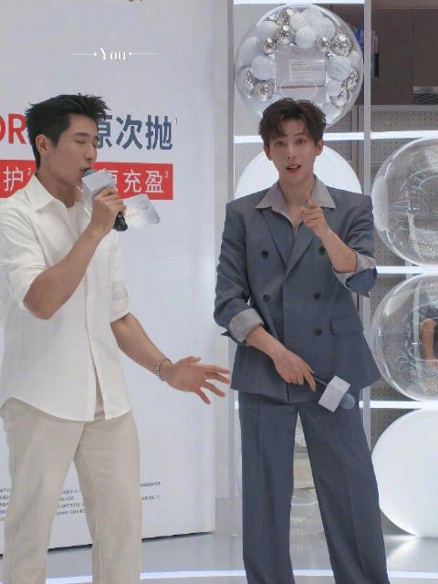 你问我幸福是什么 请看VCR 安宇认出了观众席的粉丝 还指着她开心的笑