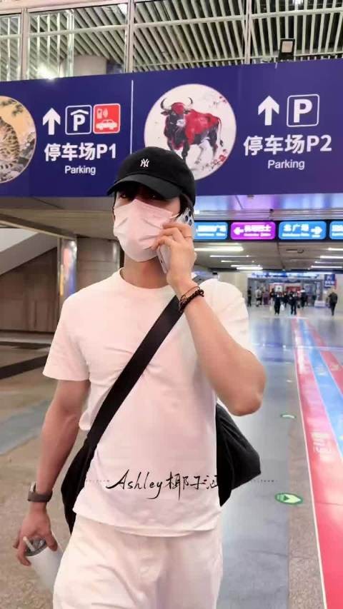 王星越独自走机场,巨型雷霆包装满,背绳被压断
