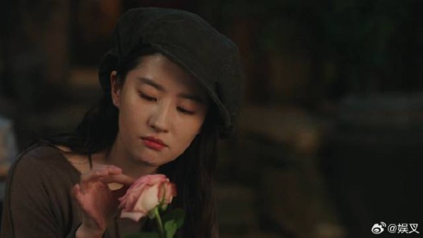 阿遥处理鲜花，要给阿爷扫墓，红豆想起去世的姥姥伤感了