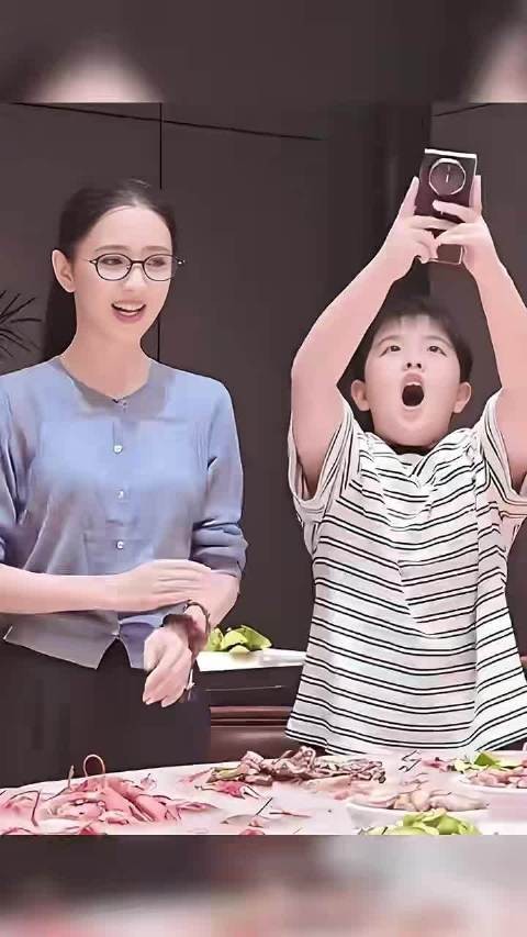 以前不是还说儿子不知道他俩离婚吗?