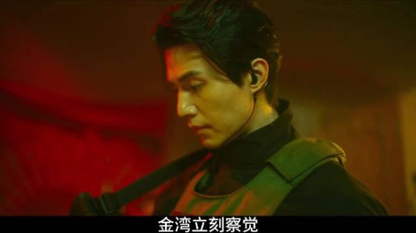 佣兵贝尔微笑投掷手雷，主动抵枪口逼队长开枪