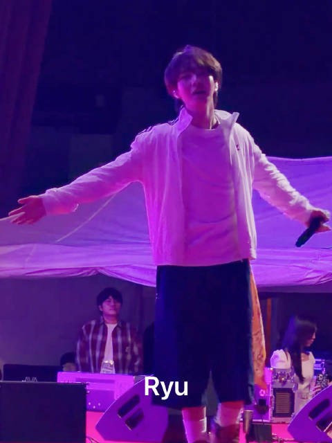 張開雙手迎接秋日微風的小狐狸 ヽ(˶ᵔ ᵕ ᵔ˶)ノ ♡ rluversclub