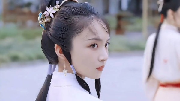 兰香如故三小姐撞见二姐私会,清醒盘算非单纯相救