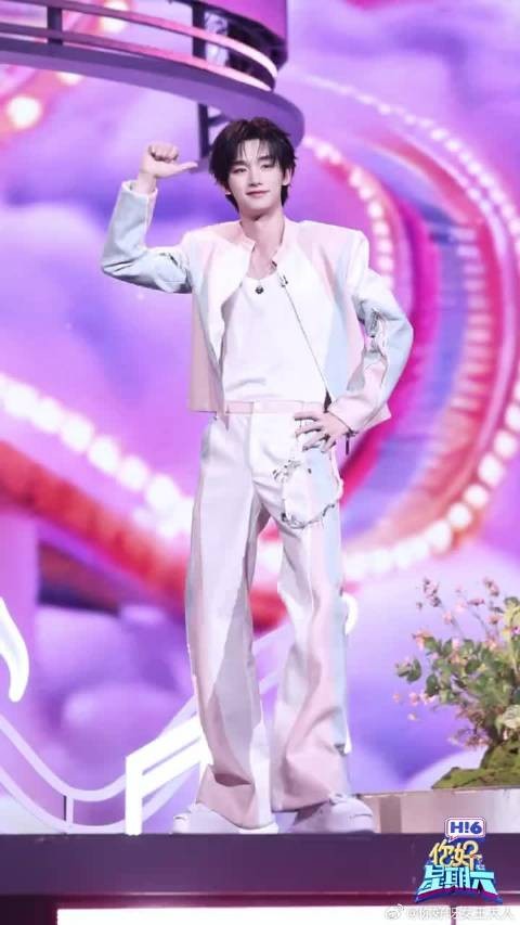 在线演绎《快乐的歌》，元气直接溢出屏幕，谁能拒绝跳舞台魅力满分的小丁！