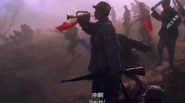 冲锋号吹响的那一刻，我军战士奋勇前进！