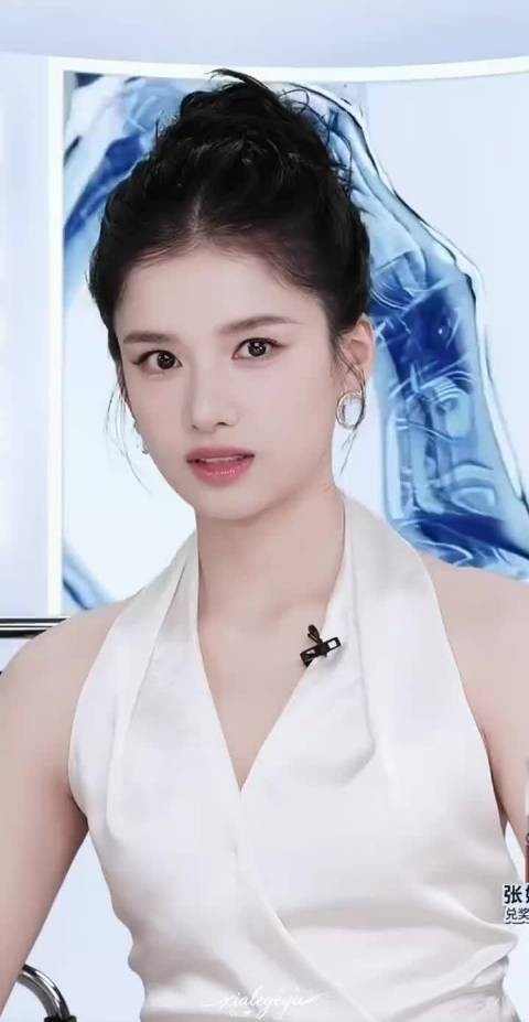 张婧仪真·珍珠 这不是汤姆猫喜欢的那只矜贵小白猫吗(cr.logo)