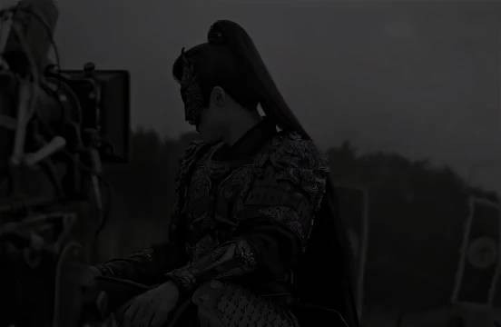 不言悲喜，凭一身孤骨，独挡漫天烽烟
