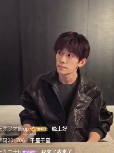 我觉得易烊千玺直播的状态真的很真实呀