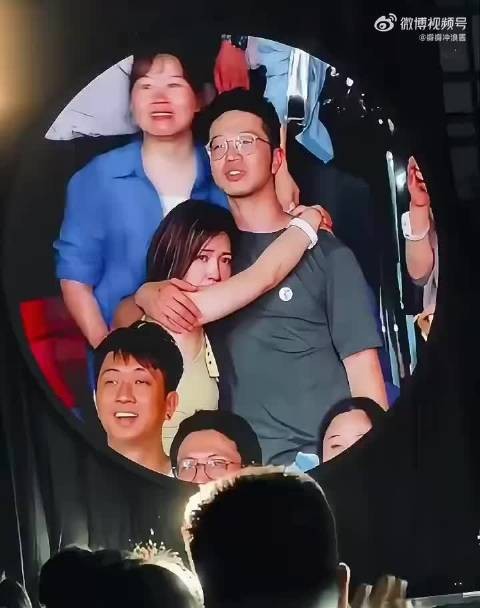 这个视频火了,网友评论:爱与不爱真的很明显