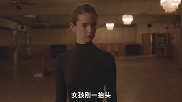 女人对着镜子跳舞,却发生了诡异的一幕因为一个片段看了整部电影
